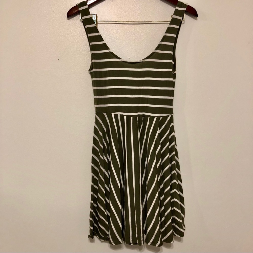 Casual Summer Dress Scoop Neck and Back F21